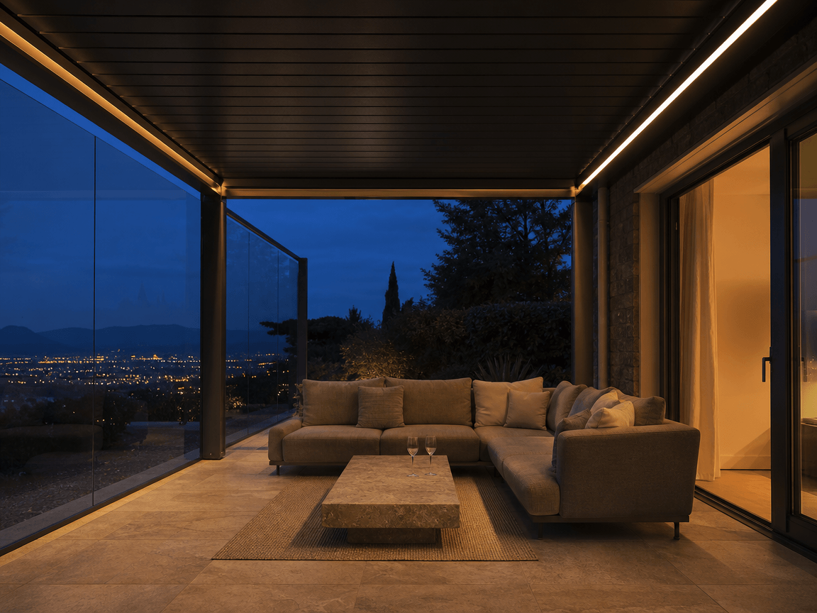 Akşam LED aydınlatması yanan bioklimatik pergolalı villa terası