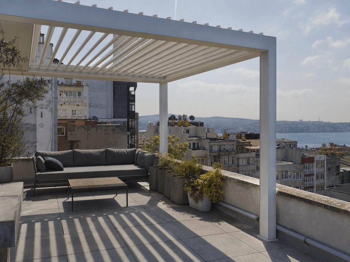 İstanbul'da çatı terasına kurulmuş bioklimatik pergola, arkada Boğaz manzarası